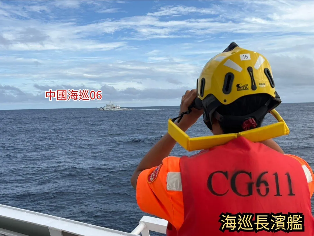 長濱號海巡艦監控侵入台灣東南方海域的大陸海巡06號。(圖/海巡署)