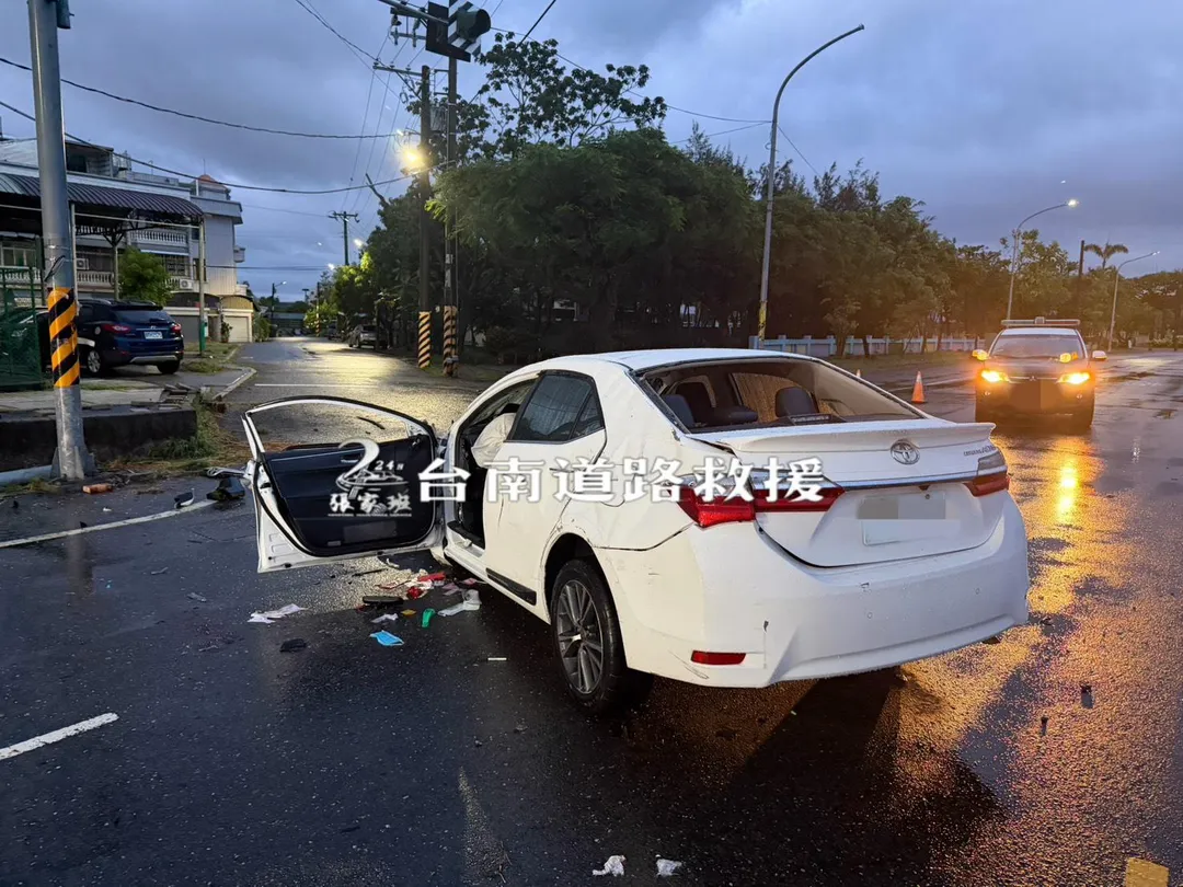 事故車輛後續由拖吊業者協助排除，警方已介入採證，將進一步釐清是否有酒駕或毒駕情事。（圖／台南道路救援張家班）