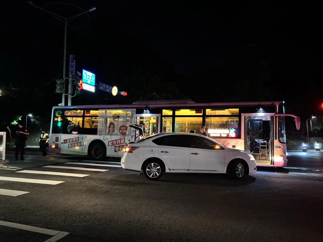 公車遭撞擊後,車內乘客經歷拋飛驚魂,後續在客運業者安排下陸續下車等待接駁。(圖/警方提供)