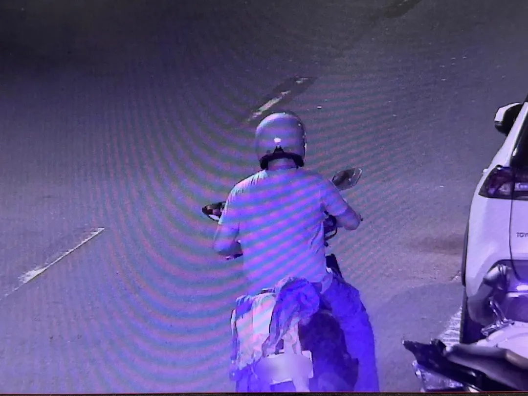 宜男犯案後騎乘機車逃逸，並以衣物遮蔽車牌規避查緝。（圖／翻攝畫面）