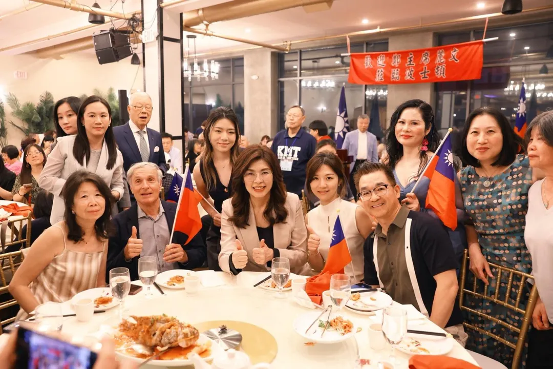 綠營質疑鄭麗文訪美時，她右邊第二人有對岸統戰官員身分。（鄭麗文臉書）