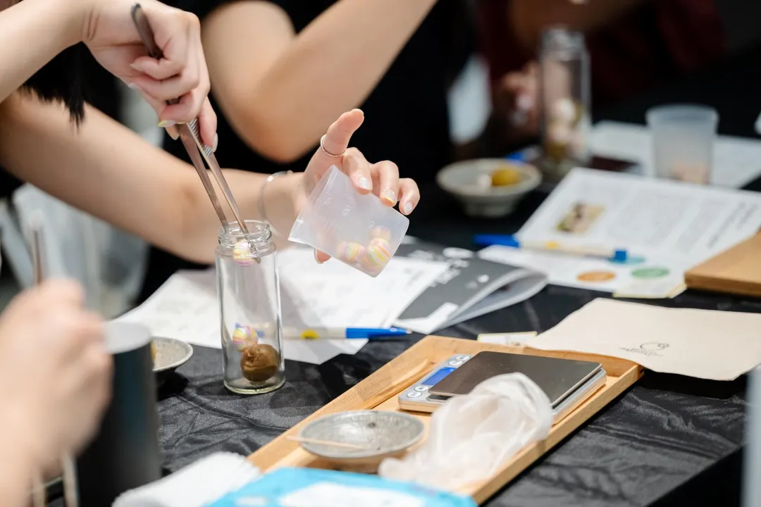 「自釀 MY 梅酒 DIY 工作坊」提供溫柔的方式將微醺帶回家。(圖/小器生活、小器梅酒屋、森商店 提供)
