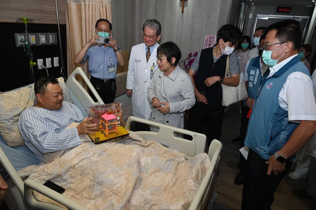 得知陳國銘信奉白沙屯媽祖，劉世芳特別準備「粉紅超跑」鑾轎模型為他祈福。（圖／警方提供）