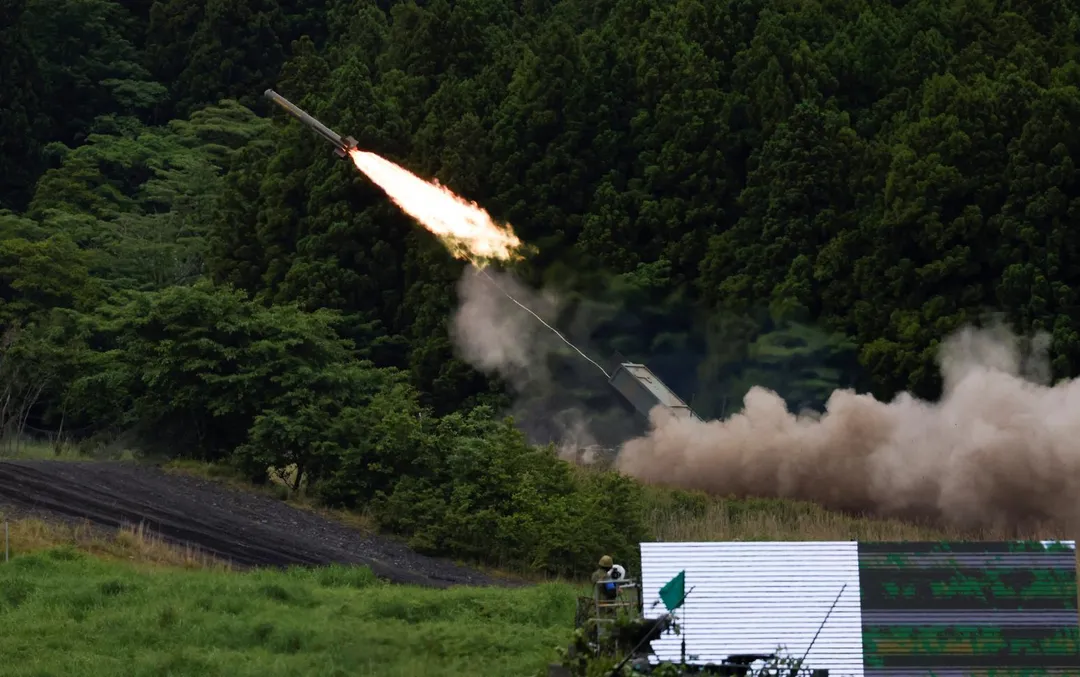 日本陸上自衛隊92式掃雷車在年度訓練中發射火箭。（圖／路透）