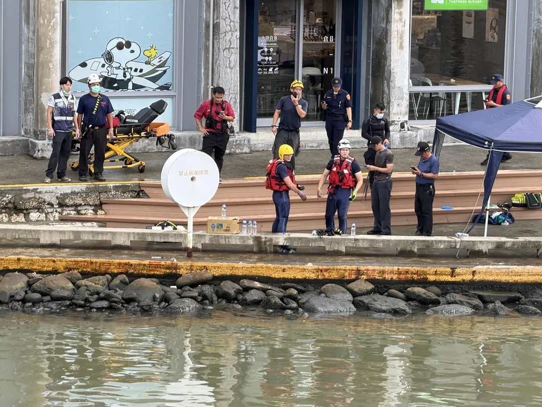 高雄大港橋傳墜海意外，女子攀欄失足落港區，警消50分鐘救起送醫搶救。（圖／民眾提供，下同）