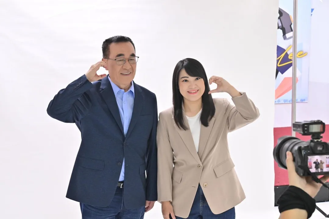 李四川、王珮宇合拍定裝照。(圖/李四川競辦提供)