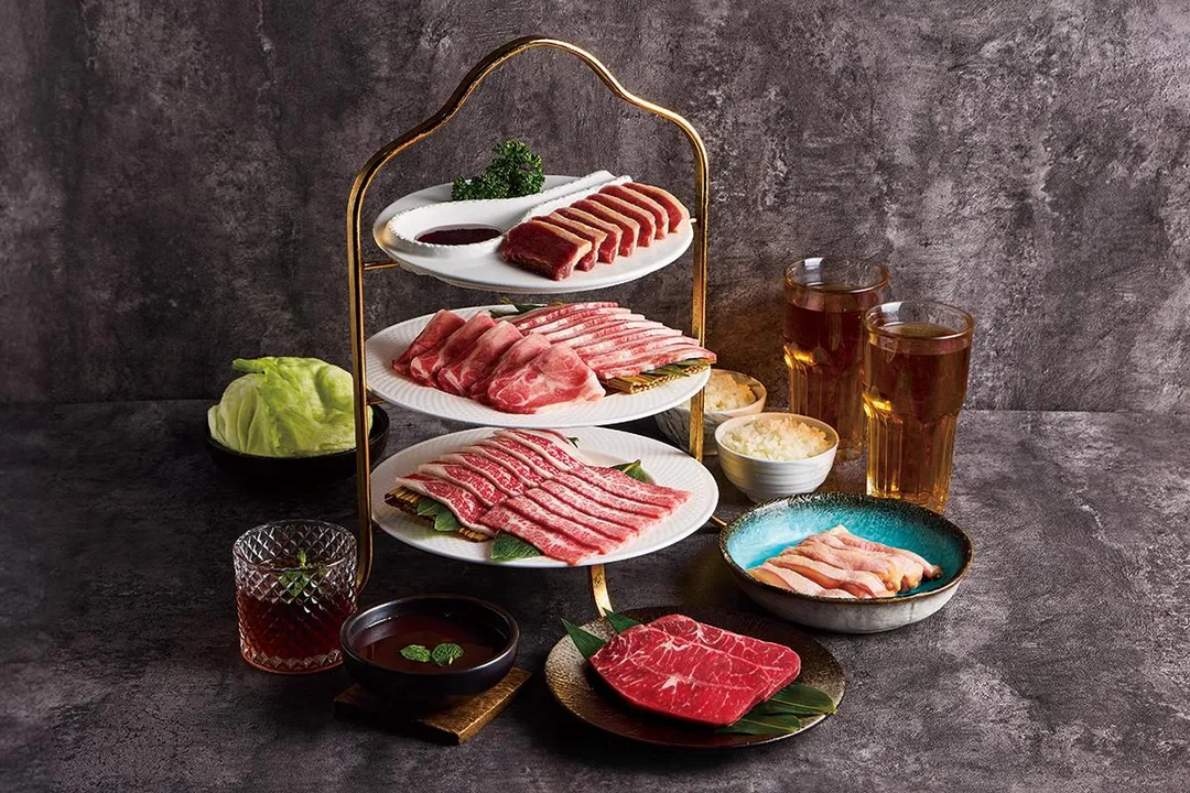 同集團的「燒肉同話」則瞄準小資族與上班族，在平日限定推出免千元的「$888雙人套餐」，打破頂級食材高不可攀的印象，讓消費者用小資價格就能品嚐到「A5日本和牛特選扇子肉」等人氣肉品。（圖／這一鍋餐飲集團提供）