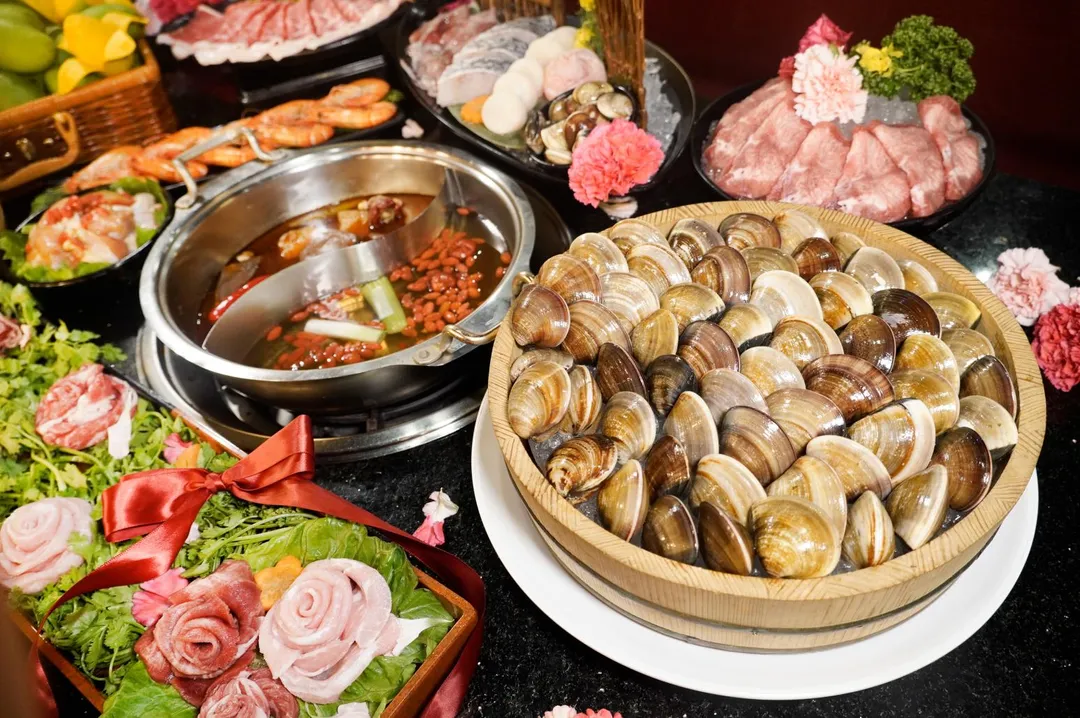 馬辣餐飲集團也大動作集結旗下馬辣、新馬辣、問鼎、涮樂和牛、肉之間、熊一、夯下去、燒肉Cha Cha等八大品牌，自6月1日至7月31日聯合推出超人氣證件「918對對碰」活動。（圖／馬辣集團提供）