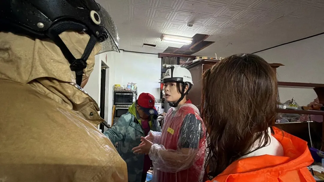 高虹安於現場應變中心與市府相關局處會議，並依分工同步啟動後續處置。（圖取自高虹安臉書）