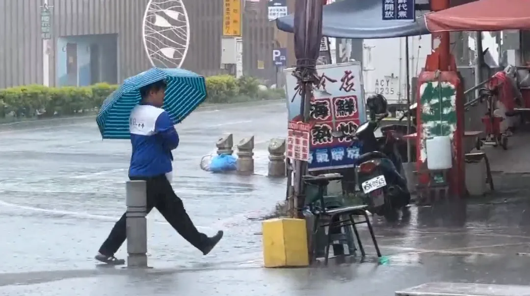 強風暴雨易使土壤及泥水中的鉤端螺旋體、類鼻疽等病源菌暴露於地面並加速傳播，除接觸傳播外，亦可能造成吸入性感染。（圖／中天新聞）