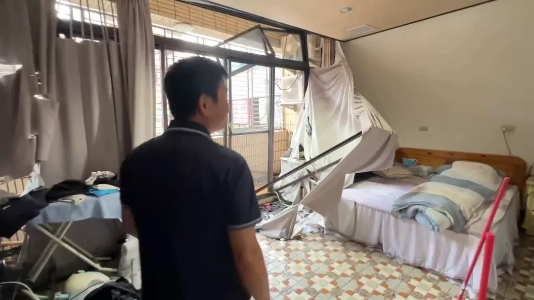 臥室落地窗玻璃遭強大衝擊波震碎，所幸睡前拉下的窗簾擋住所有尖銳碎片，讓住戶幸運逃過一劫。（圖／中天新聞）