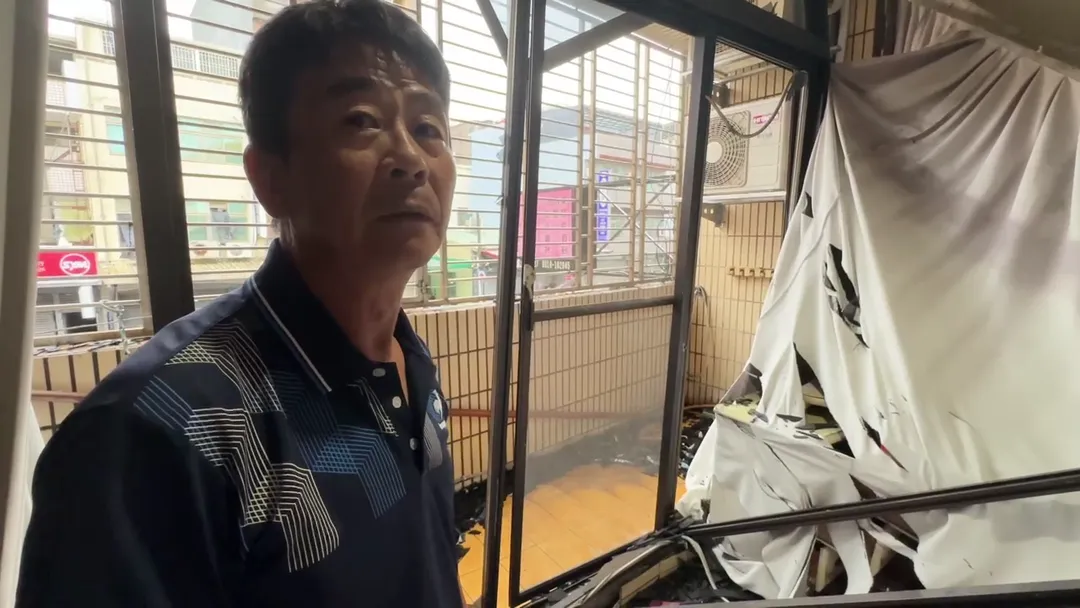 氣爆威力不僅震碎臥室玻璃，住戶家其他樓層的落地窗也全數毀損，滿地碎玻璃令人怵目驚心。（圖／中天新聞）