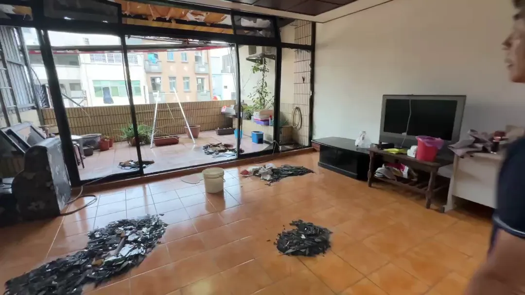 氣爆威力不僅震碎臥室玻璃，住戶家其他樓層的落地窗也全數毀損，滿地碎玻璃令人怵目驚心。（圖／中天新聞）