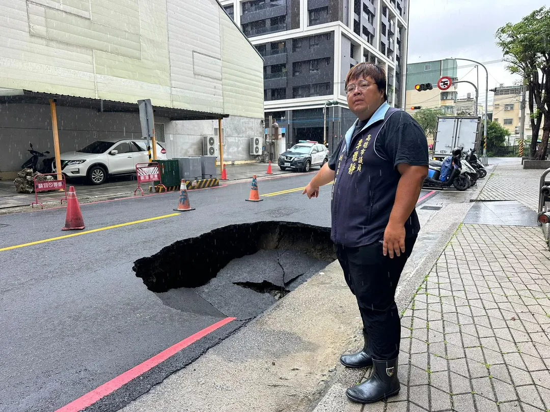 高雄市鳳山區福誠二街出現天坑。（圖／議員李雅靜提供）