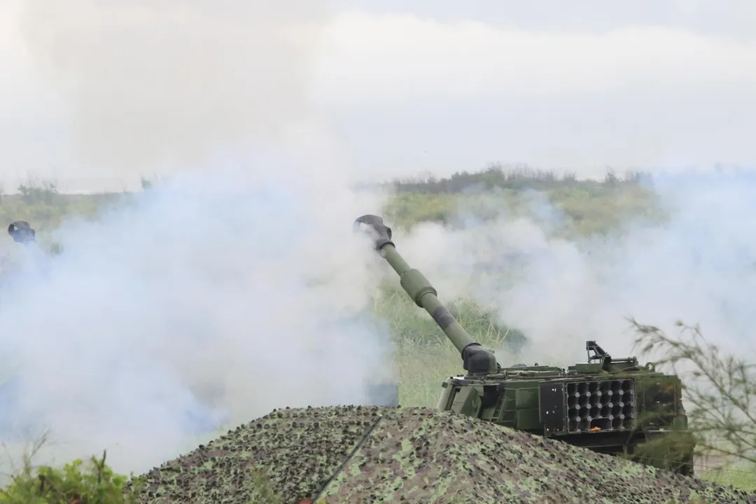 隸屬第586旅砲兵營的M109A2自走砲，首先由各車輪流射擊1發155公厘砲彈。(圖/宋玉寧攝)