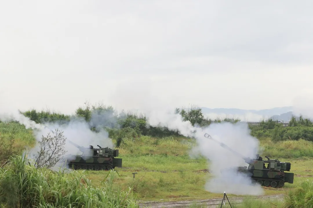各陣地的M109A2自走砲在細雨中對目標區齊射。(圖/宋玉寧攝)