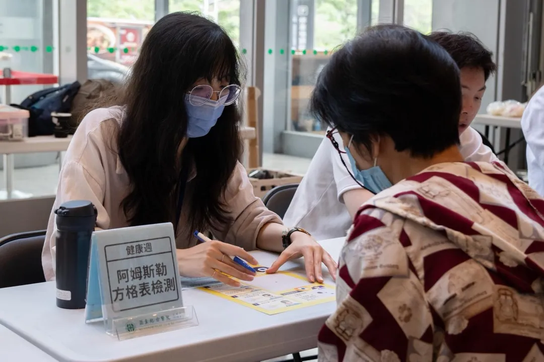 亞東醫院提醒，可利用阿姆斯勒方格表進行居家檢測，若發現線條扭曲、缺角變形或中央視野出現黑影，應盡快就醫評估。（圖／亞東醫院）