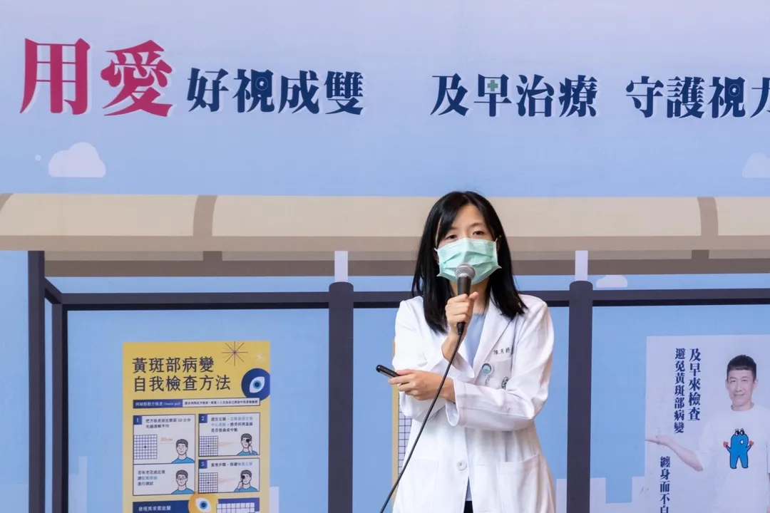 眼科部陳芳婷醫師指出，眼底光學斷層掃描（OCT）能以非侵入性方式檢視視網膜結構，協助早期發現黃斑部病變。（圖／亞東醫院）