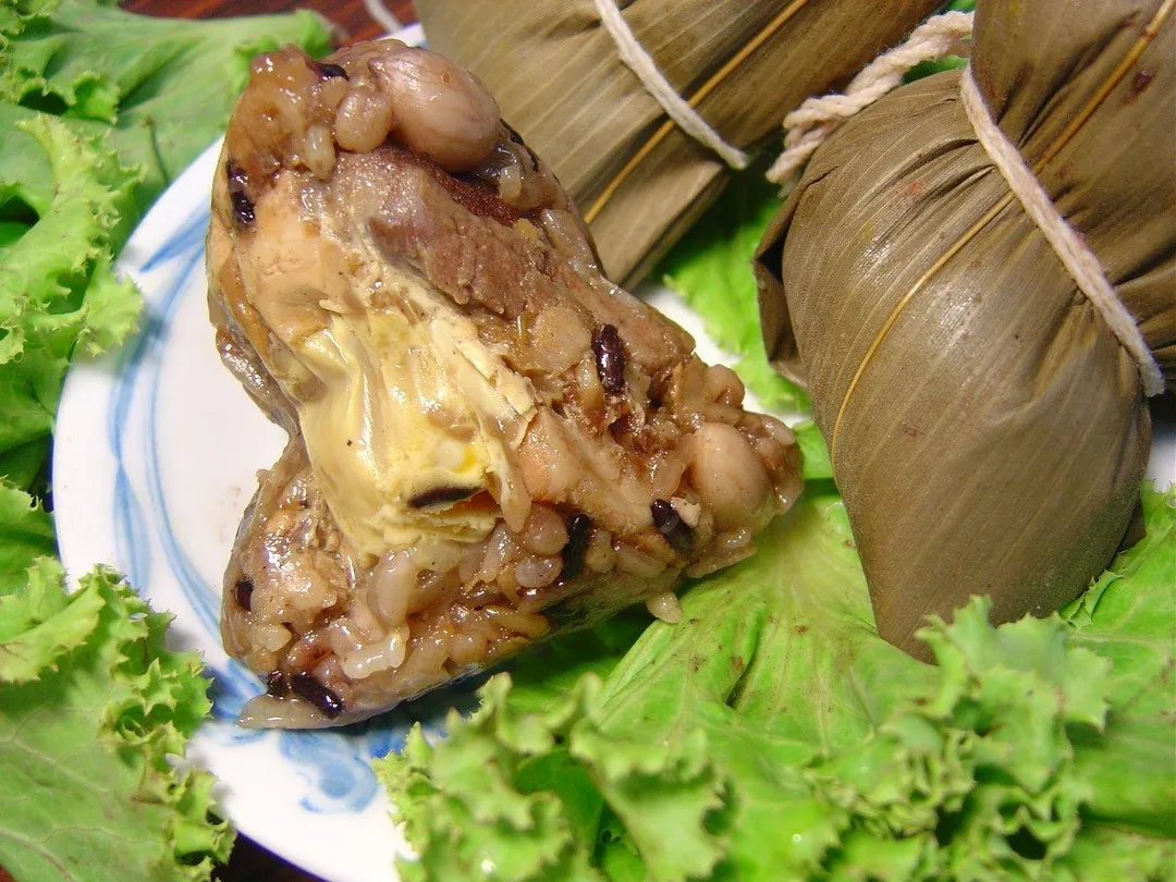 「好采頭粽」食材選擇上以象徵好彩頭的傳統食物為主，包括紅蔥（聰明）、豆干（做官）、膀肉（金榜題名）、五穀糯米（五穀豐收）。 （圖／振興醫院）