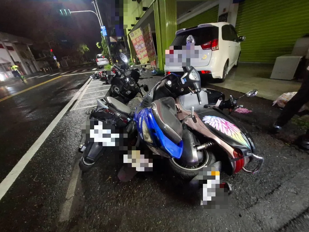 路旁整排機車被撞倒。（圖／警方提供）