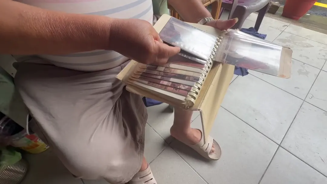 麵包店闆娘的老爸看著女兒的舊照片不禁悲從中來。（圖／中天新聞）