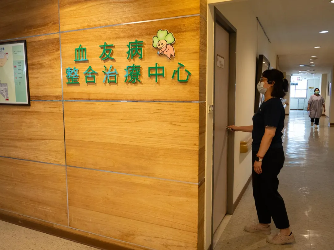 血友病中心個案管理師在術前、術中及術後全程參與照護協調，確保各項醫療計畫順利執行。（圖／台南市立醫院）