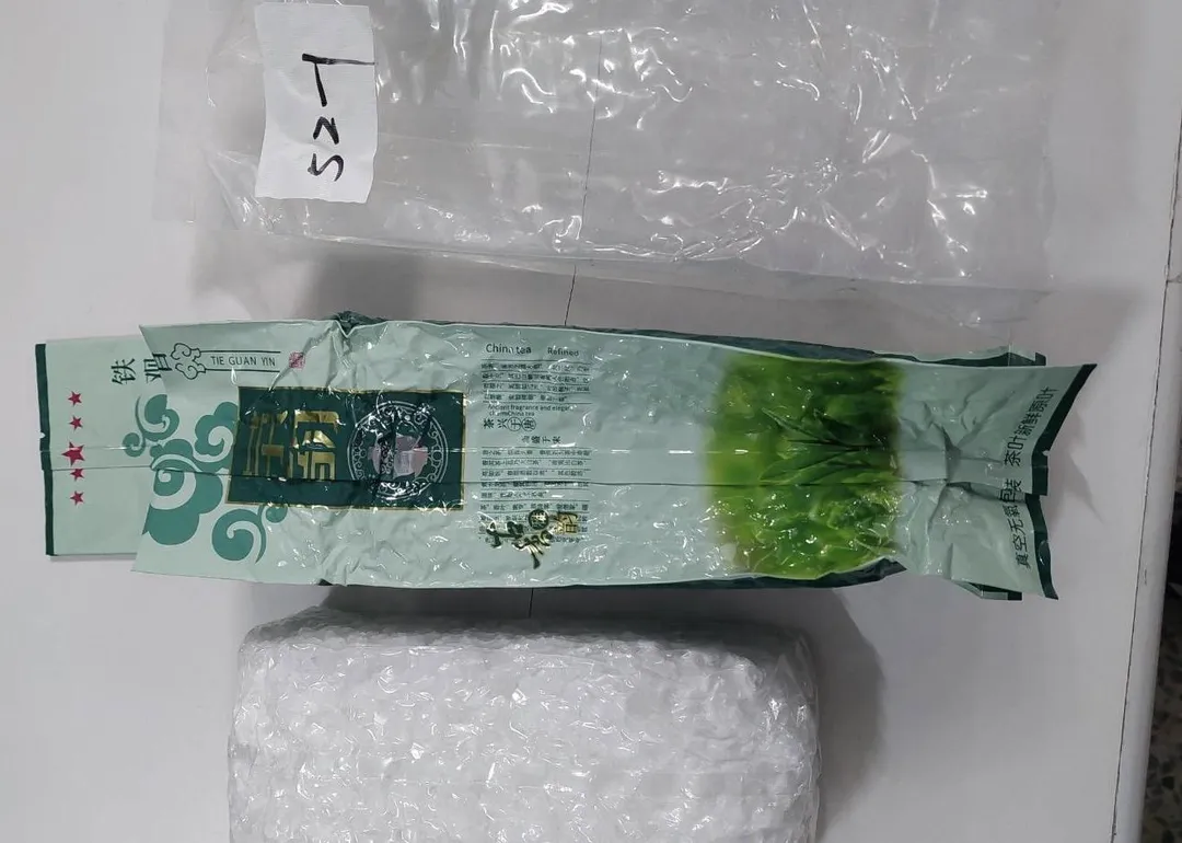 毒品用茶葉外包裝掩護。（圖／翻攝畫面）