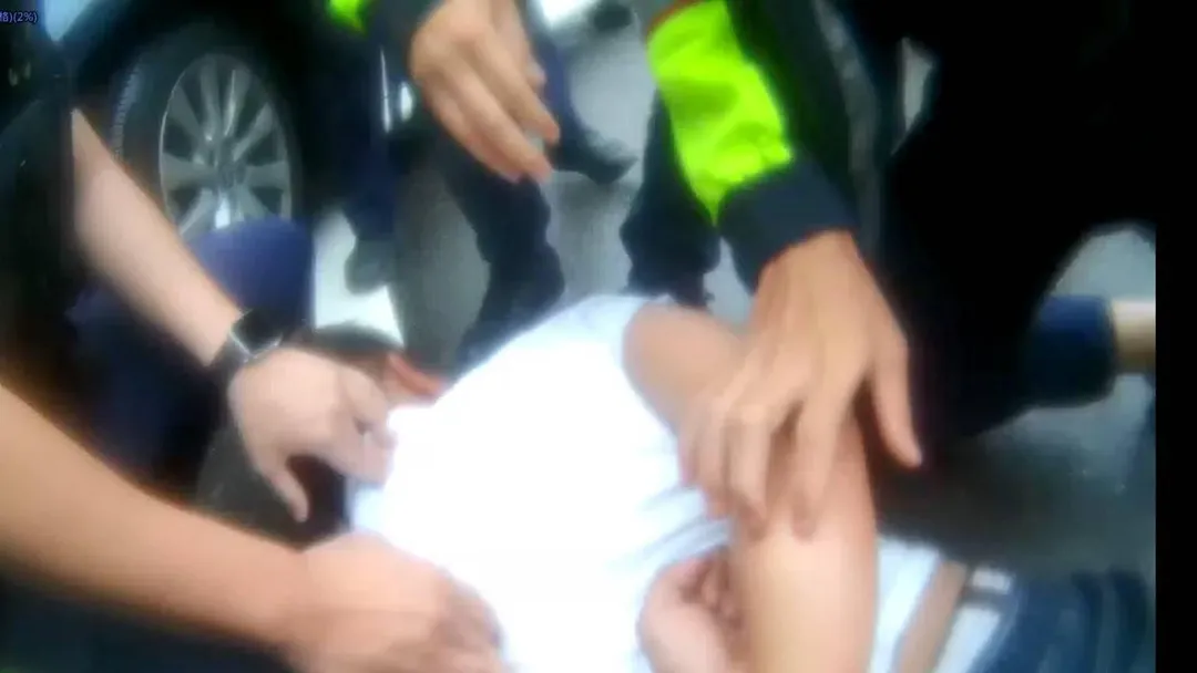 持刀攔垃圾車還毒駕逃逸，桃警1小時內破窗逮37歲男子。（圖／警方提供）