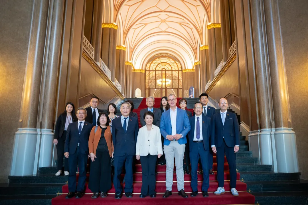 柏林市政府副市長艾佛斯及文化廳副廳長史特司麥雅與訪團一行合影。（圖／翻攝台中市府官網）