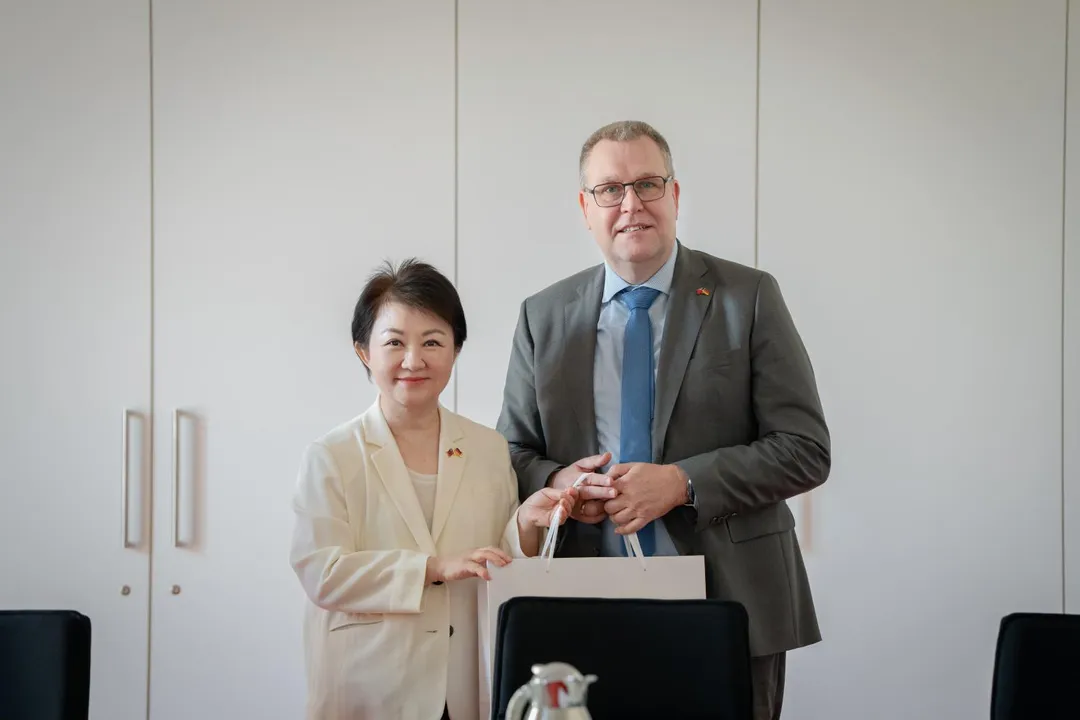 盧秀燕致贈台中梨山茶葉及知名鳳梨酥禮盒，與布蘭登堡邦議會副議長格尼爾克（Rainer Genilke）分享台中美食。（圖／翻攝台中市府官網）