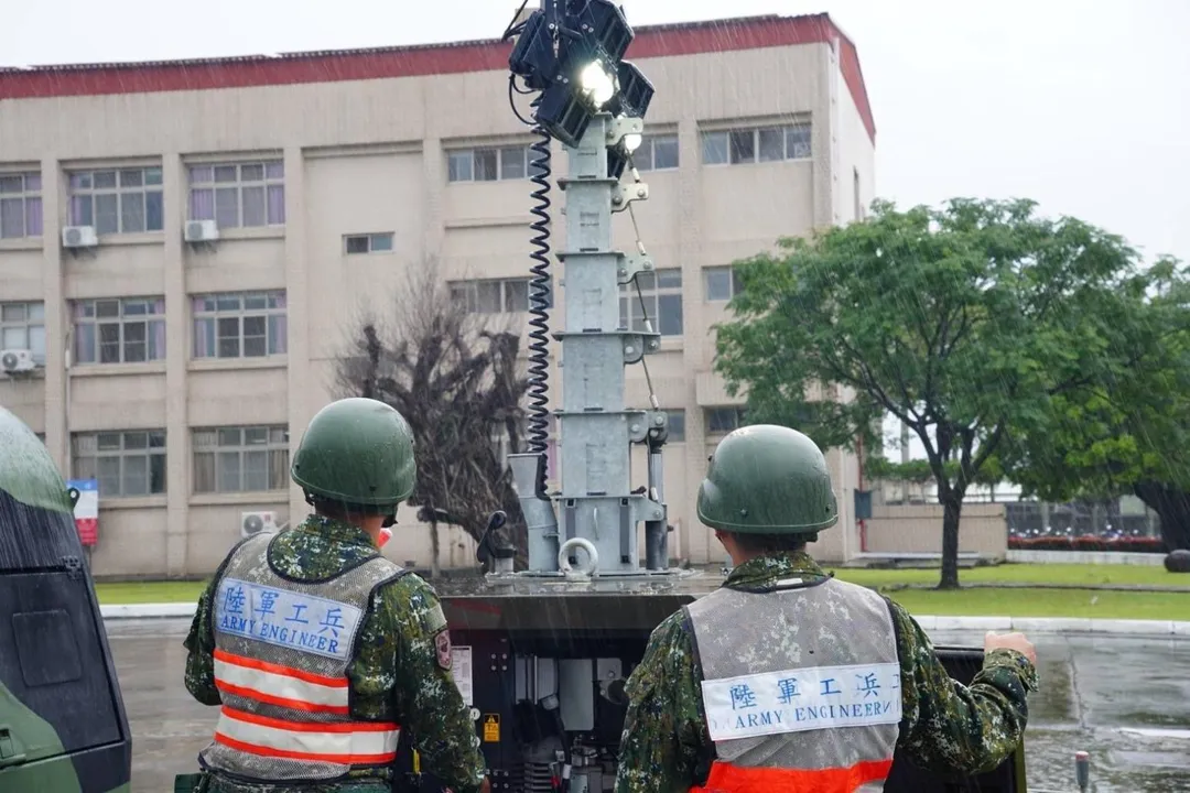 第四作戰區工兵部隊完成照明尾車等機具整備，待命即時投入災防任務。（圖／第四作戰區提供）