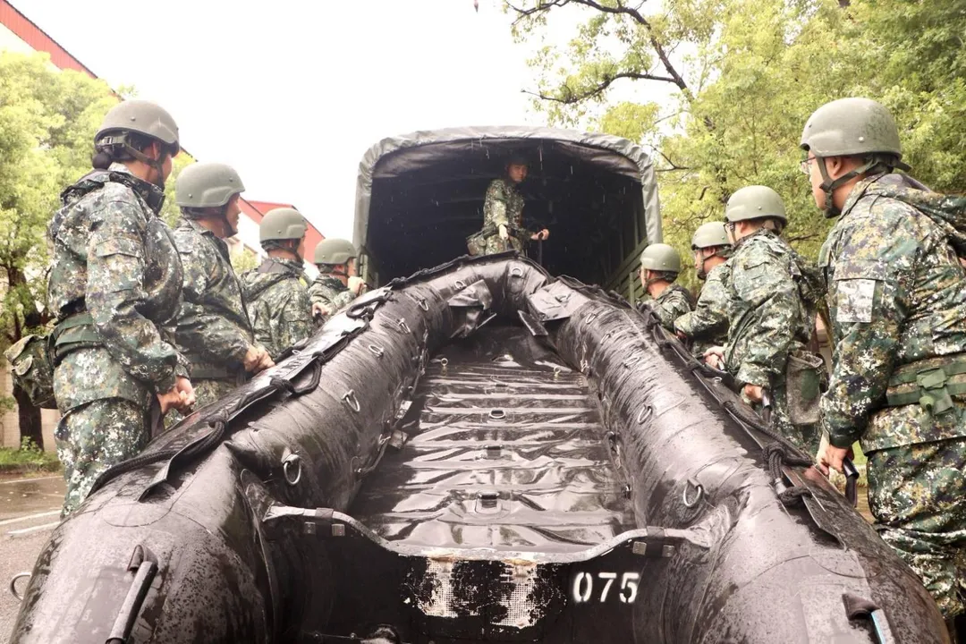 第四作戰區工兵部隊完成膠舟檢整並裝載上車，待命即時投入災防任務。（圖／第四作戰區提供）