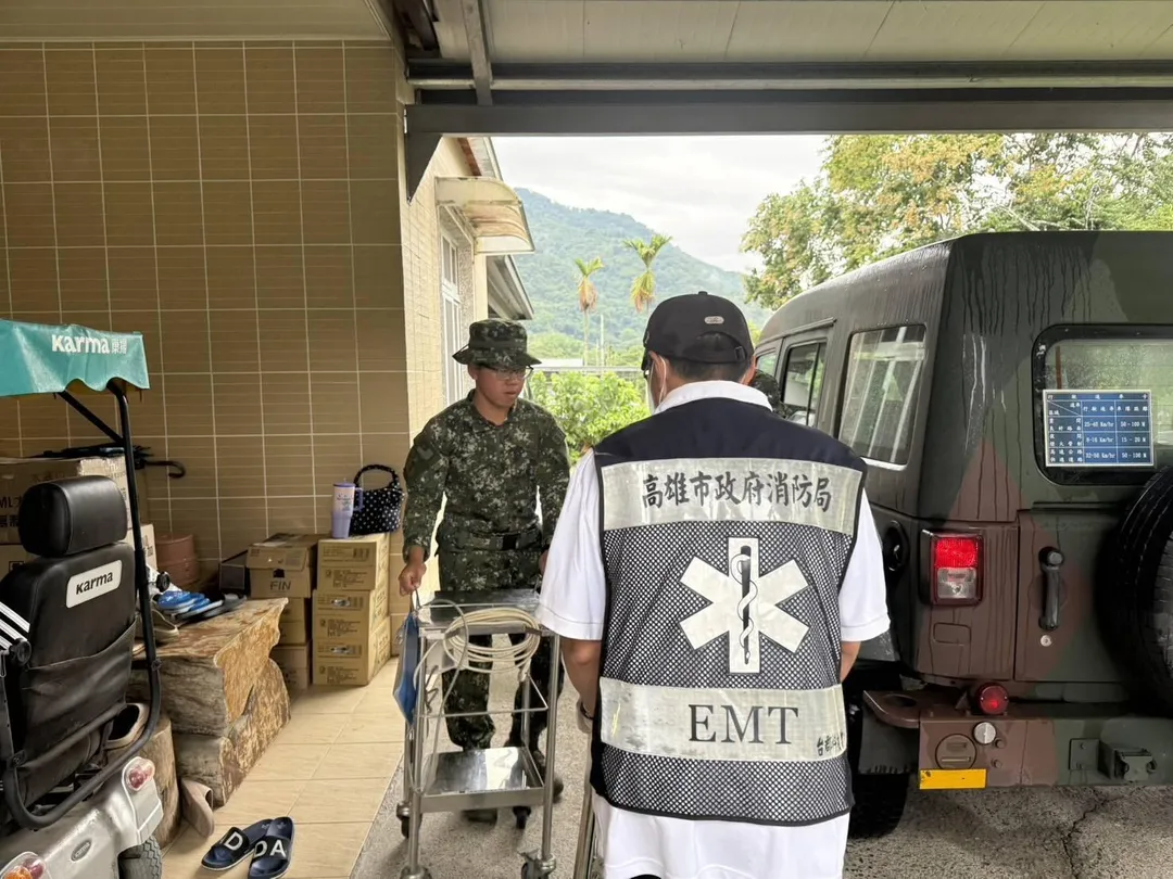 第四作戰區執行那瑪夏地區預防性撤離任務，協助將醫療照護器材預防性撤離至安全處所，滿足民眾醫療需求。（圖／第四作戰區提供）