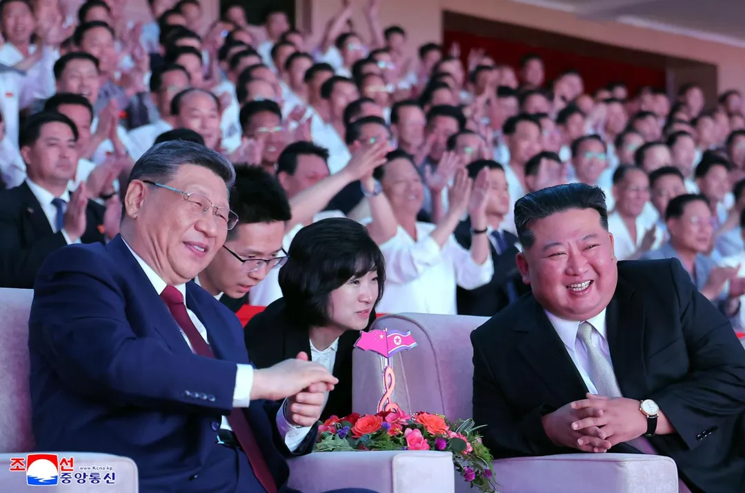 習近平「罕見」戴眼鏡,大陸官媒皆未公開。(圖/美聯社)