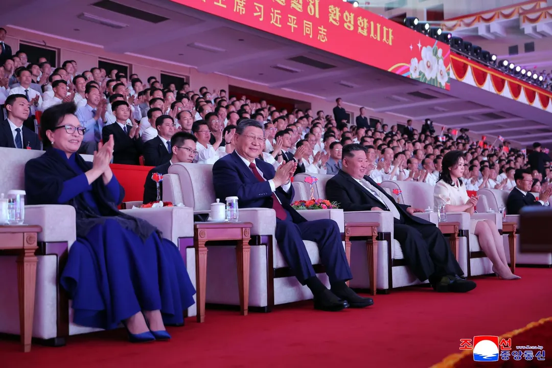 大陸國家主席習近平夫婦在平壤觀看藝文表演均戴上眼鏡。(圖/美聯社)