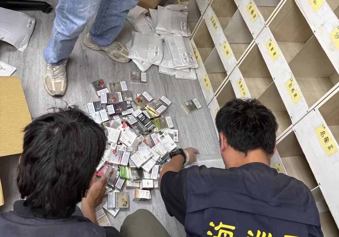 現場查扣大量電子煙主機將近4000台、各式煙彈9500多盒。（圖／海巡署提供）