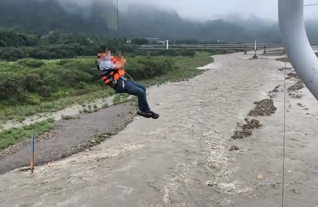 消防隊的緊急應對和專業救援行動，成功挽救了3名工人的生命。（圖／翻攝畫面）