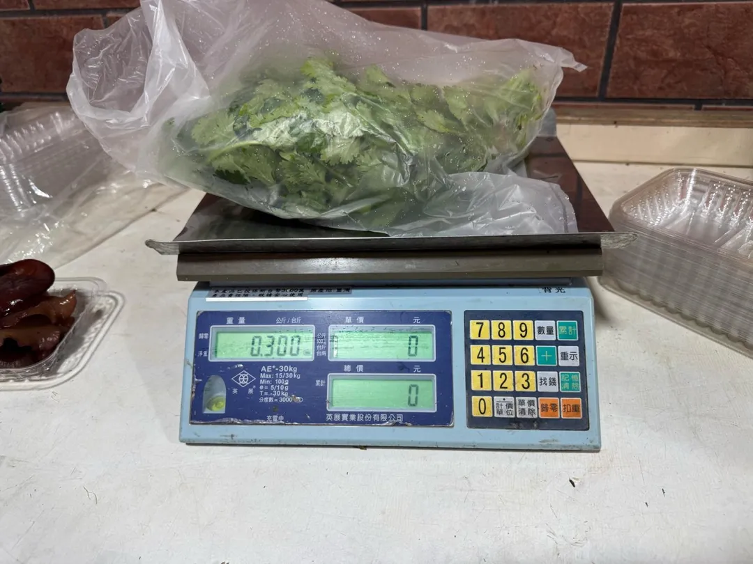 南港區阿一蔬果販售的香菜，檢出殺蟲劑撲滅松（Fenitrothion）0.02ppm（標準0.01ppm以下）。（圖／臺北市政府衛生局）