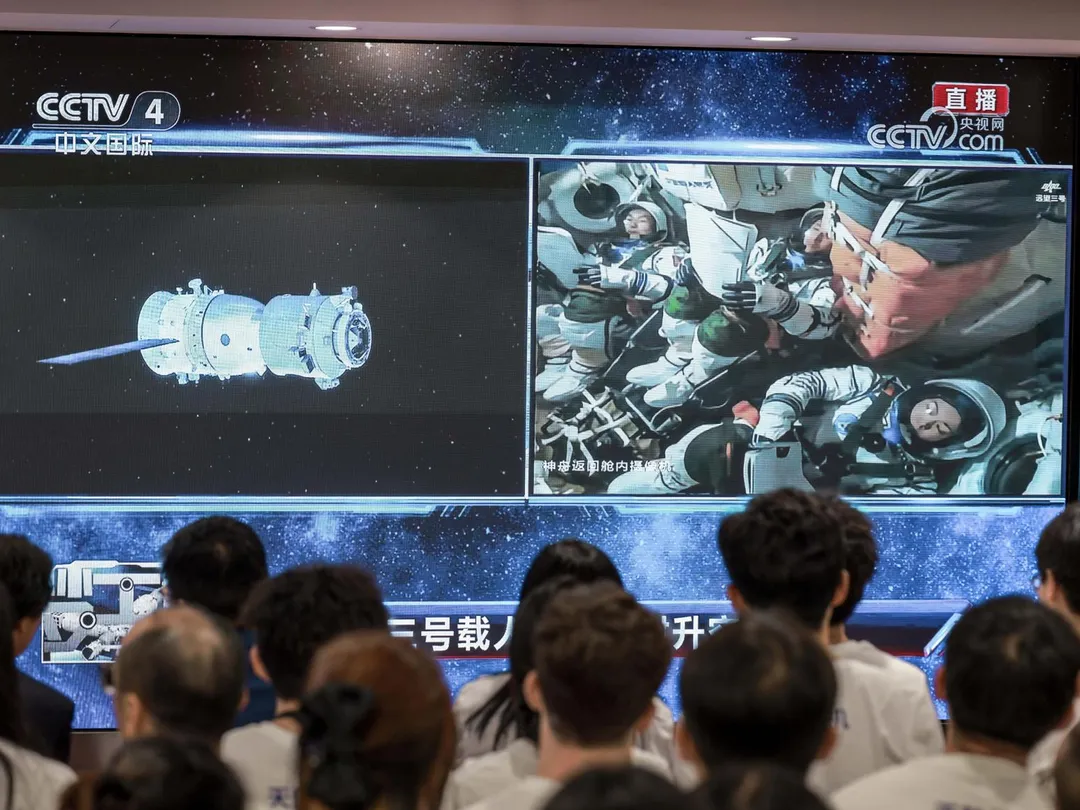 香港大學生5月24日觀看神舟23號太空船發射升空。（圖／新華社）