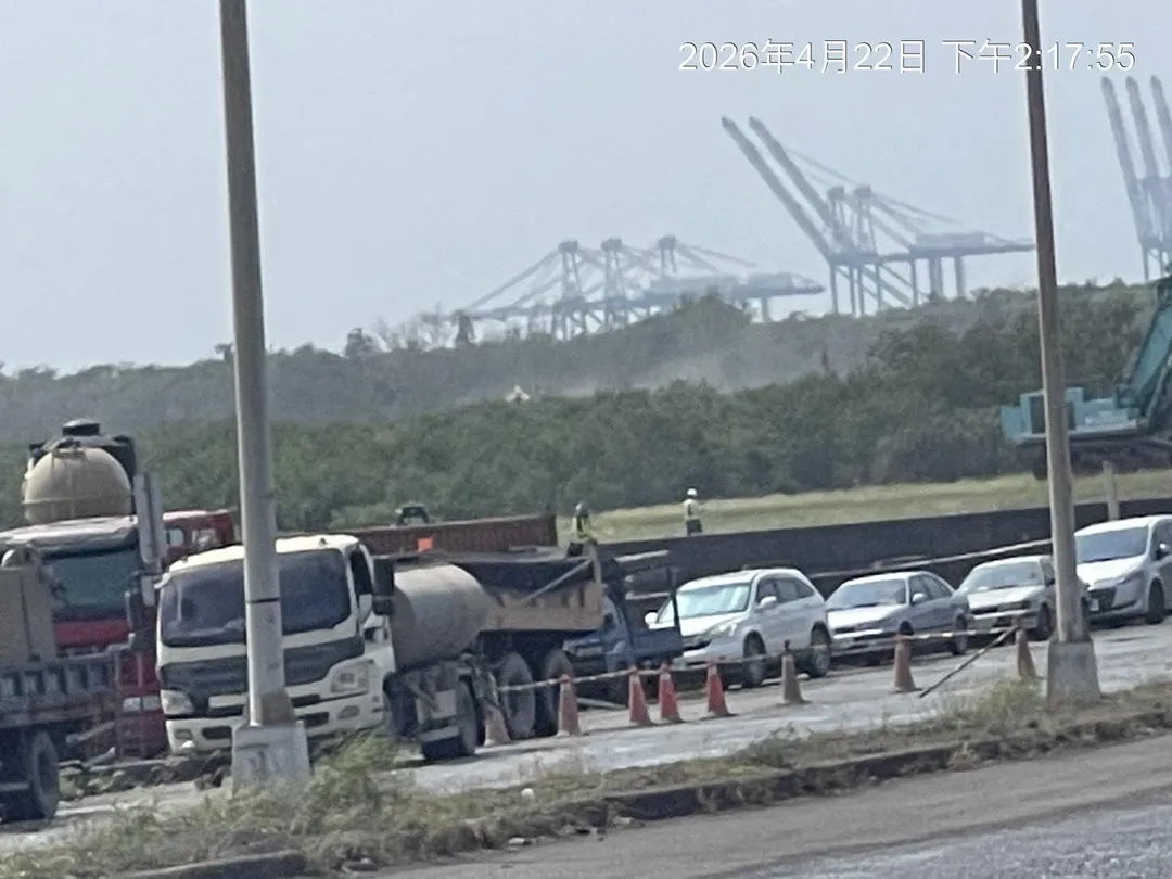 高雄南星計畫收容土方現場爆亂象。（圖／要健康婆婆媽媽高雄團、高雄市鳳鼻頭文化工作協進會、南部反空污大聯盟、高雄市健康空氣行動聯盟、大林蒲和鳳鼻頭在地居民提供）