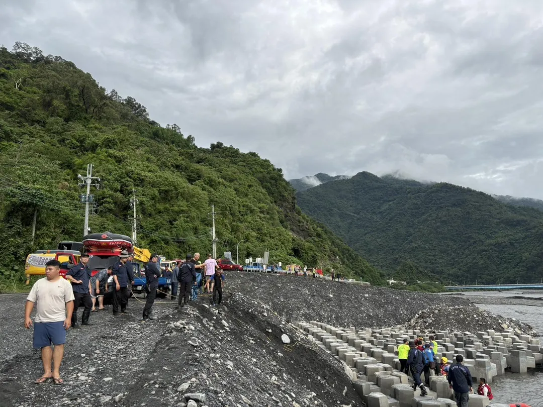 下午15時45分起，除原先的茂林分隊，內門消防分隊、六龜消防分隊以及屏東縣特搜隊也陸續抵達現場進駐，經濟部水利署第七河川分署亦派員到場協助。（圖／民眾提供）