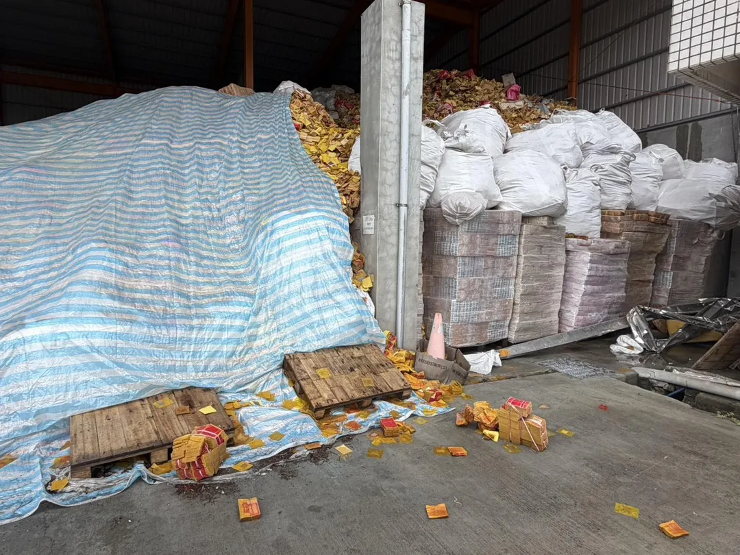 林燕祝指出，今年清明期間紙錢堆置量突破350噸，雖然台南有專用1、2號爐，但24小時運轉每天最多僅能燒14噸，消化清明節的量就要逾2個月。（圖／翻攝畫面）