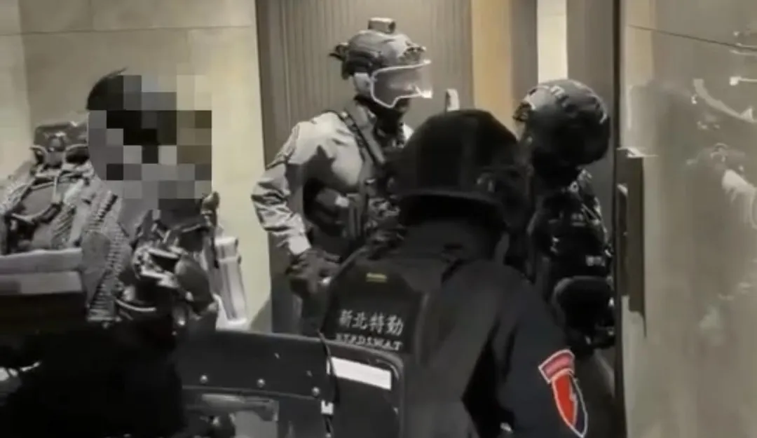 霹靂小組荷槍實彈攻堅。(圖/翻攝畫面)