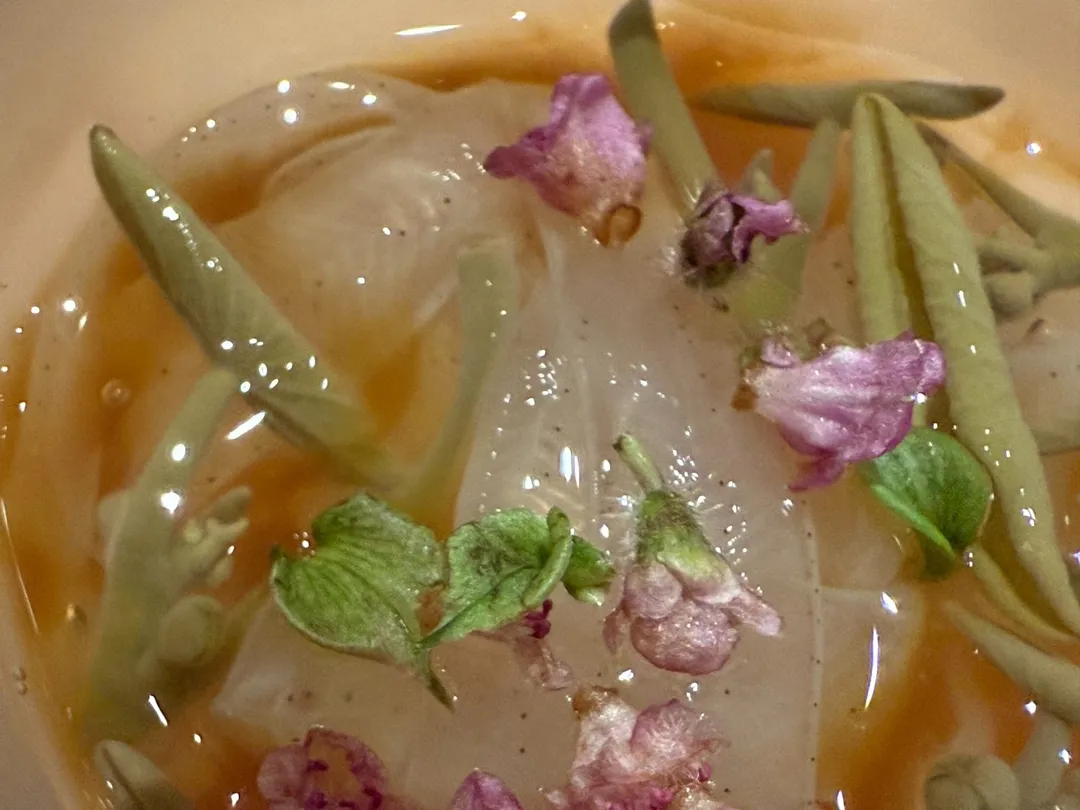 紫蘇花提襯。(圖/黃宏輝提供)