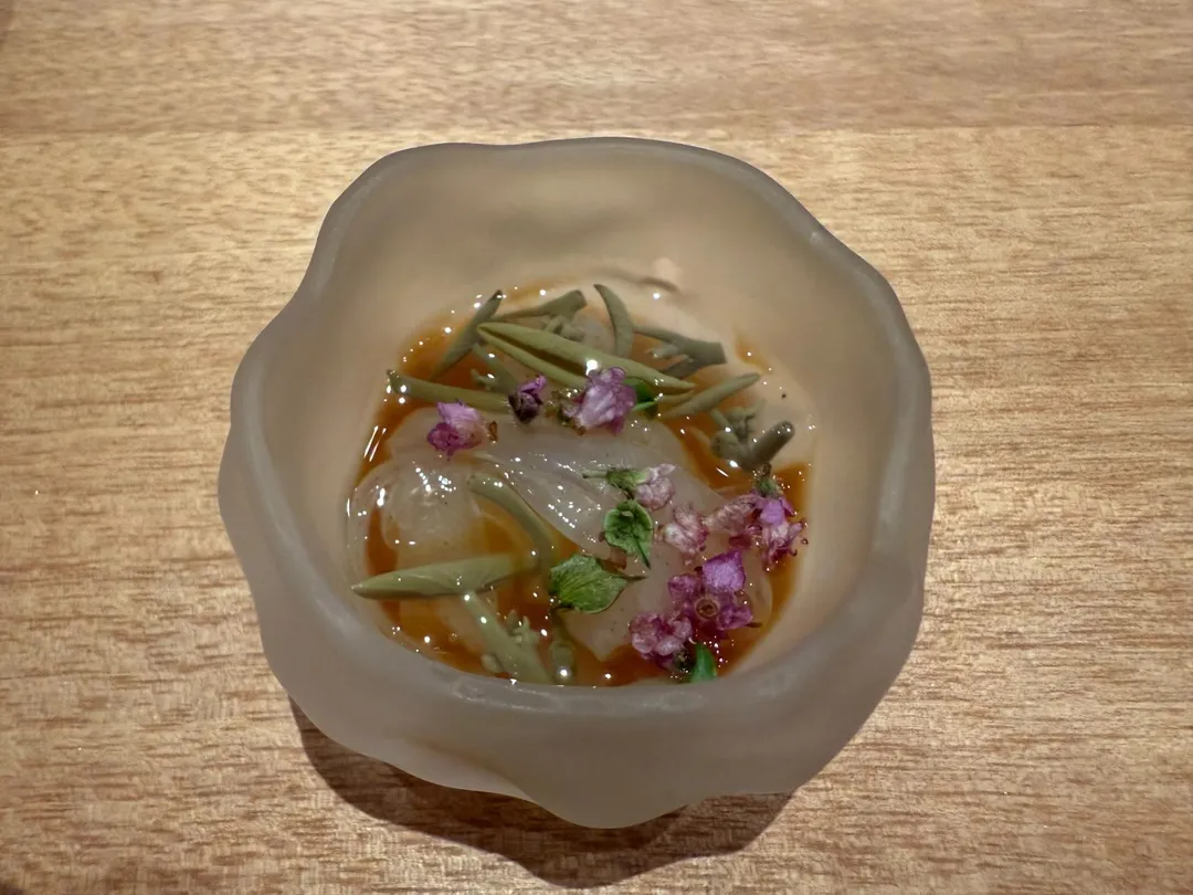 鰻苗蓴菜上有紫蘇花提襯。（圖／黃宏輝提供）