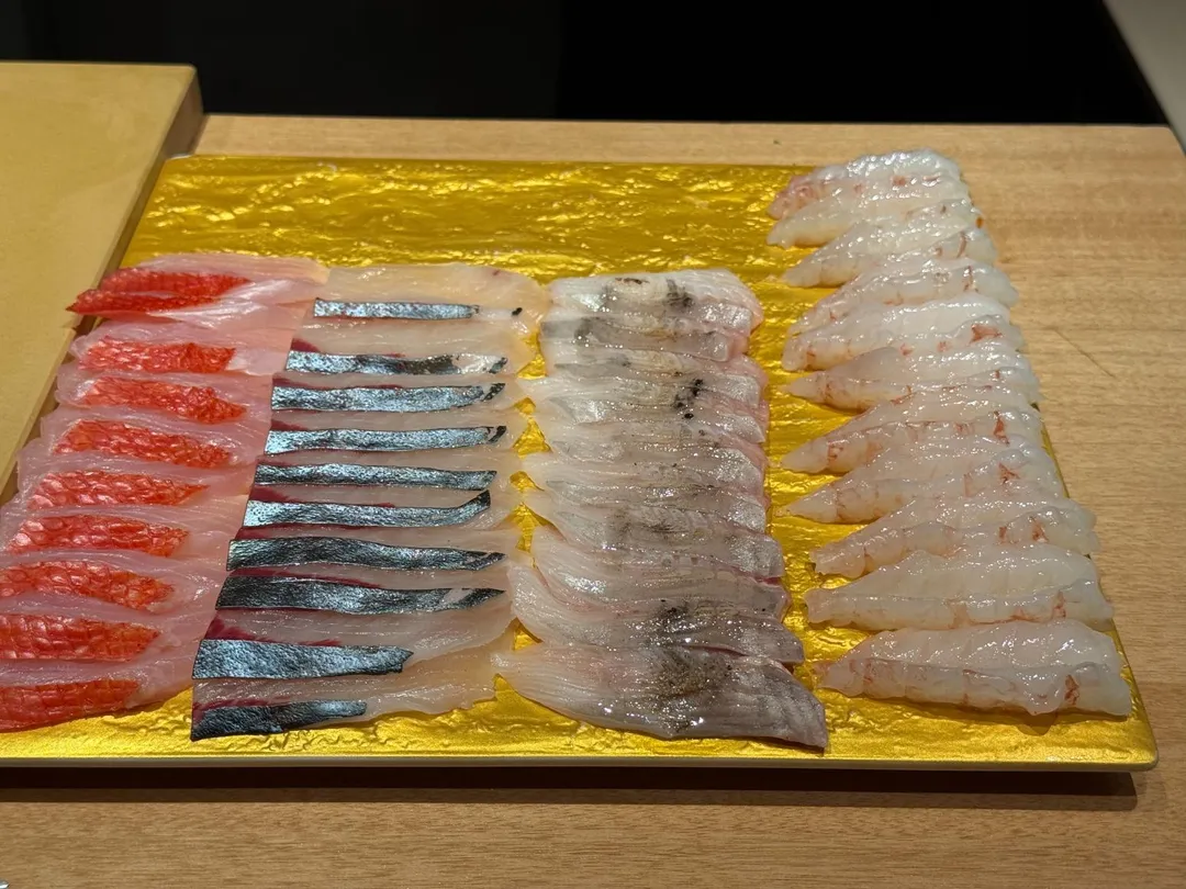 切好生魚片準備作握壽司。(圖/黃宏輝提供)