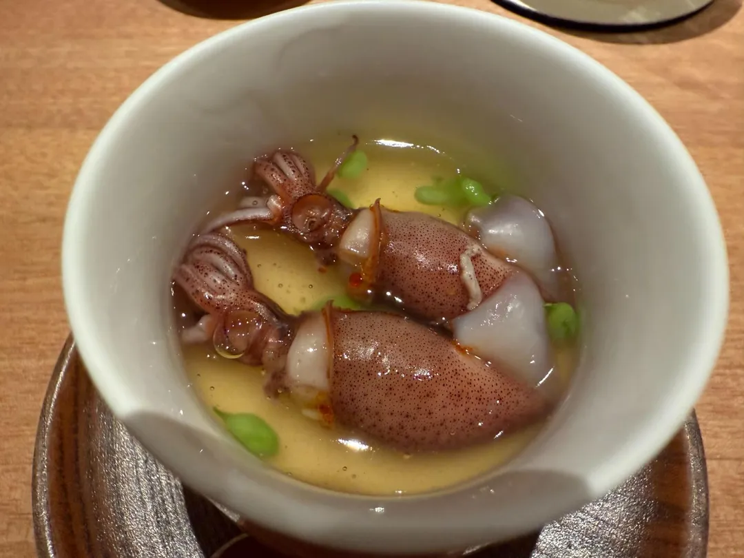 螢光烏賊茶碗蒸上面一層高湯凝凍。（圖／黃宏輝提供）