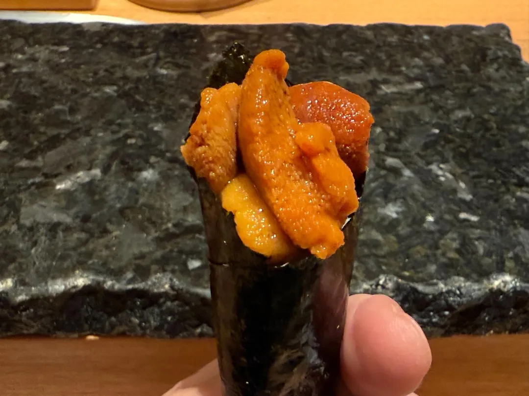 赤海膽壽司卷。（圖／黃宏輝提供）