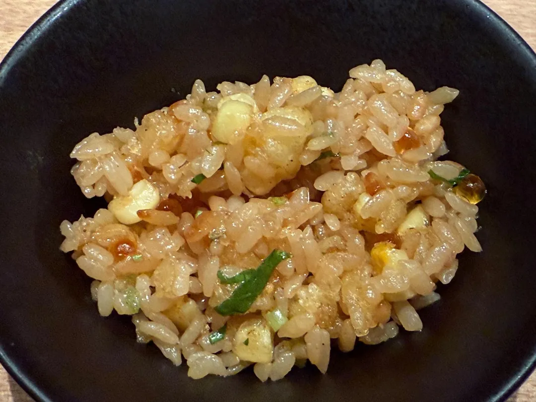 吸附高湯油亮的米飯。(圖/黃宏輝提供)