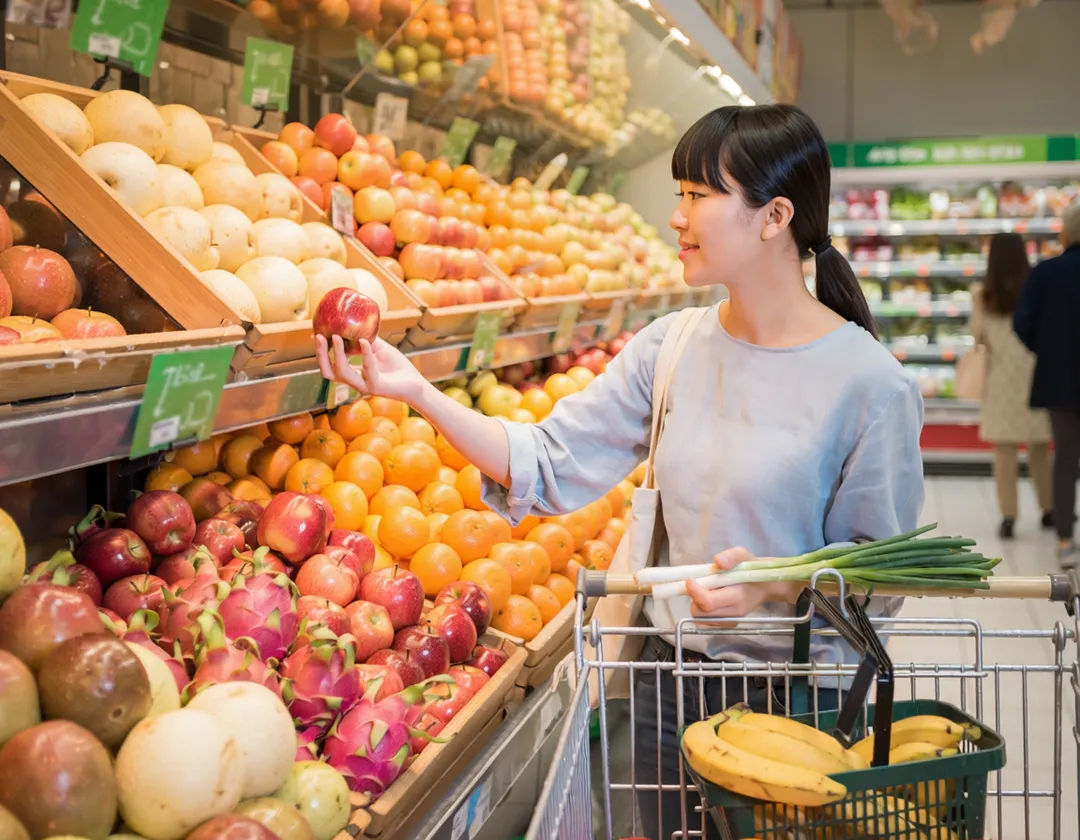 民眾購買水果時應依家庭食用量適量採買，保存時依水果特性分為常溫或冷藏。（示意圖／AI生成圖）